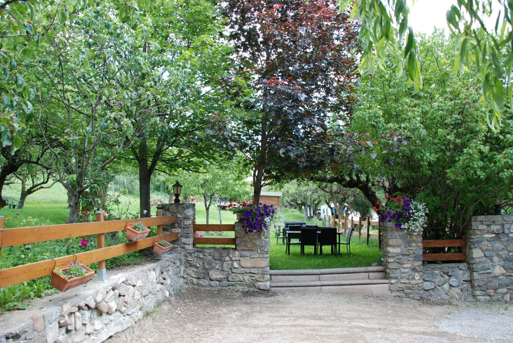 Hotel & Restaurant Le Chalvet Embrun Exterior photo